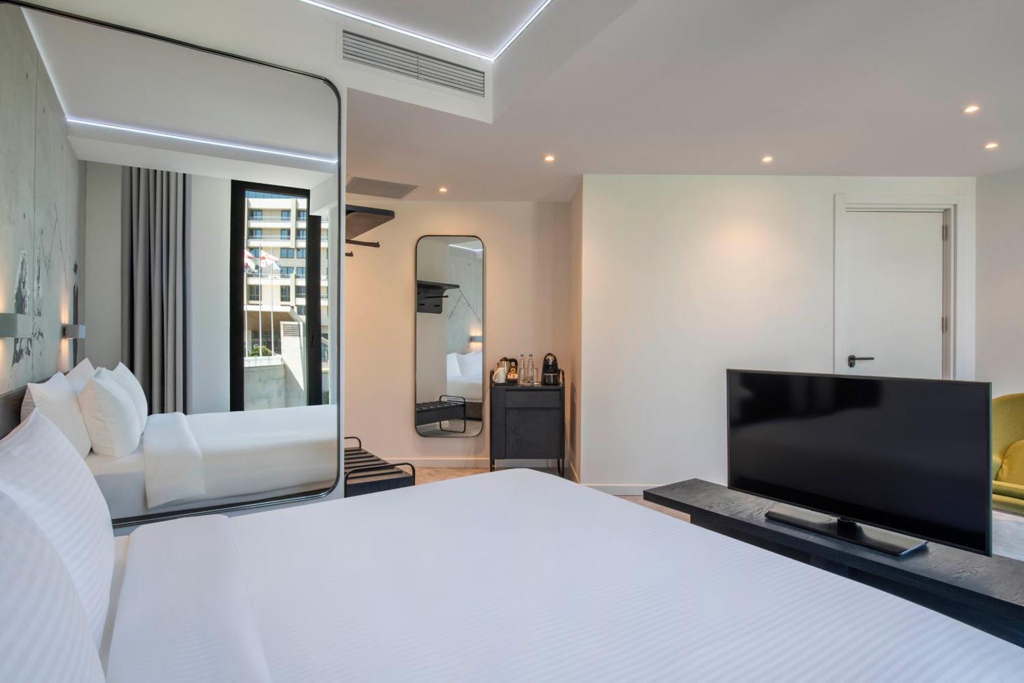 Hotel Golden Tulip Design Tiflis Habitación foto