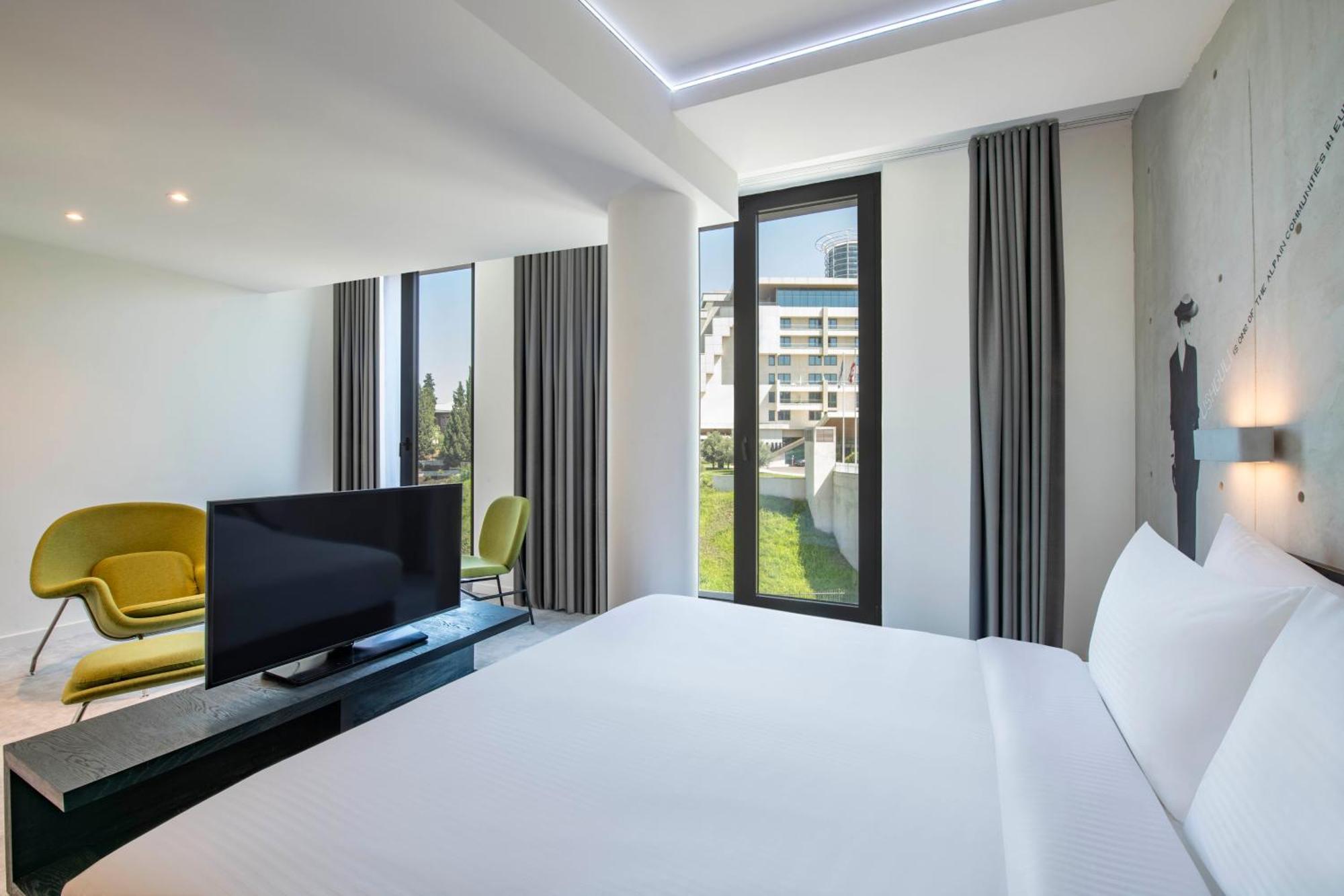 Hotel Golden Tulip Design Tiflis Habitación foto