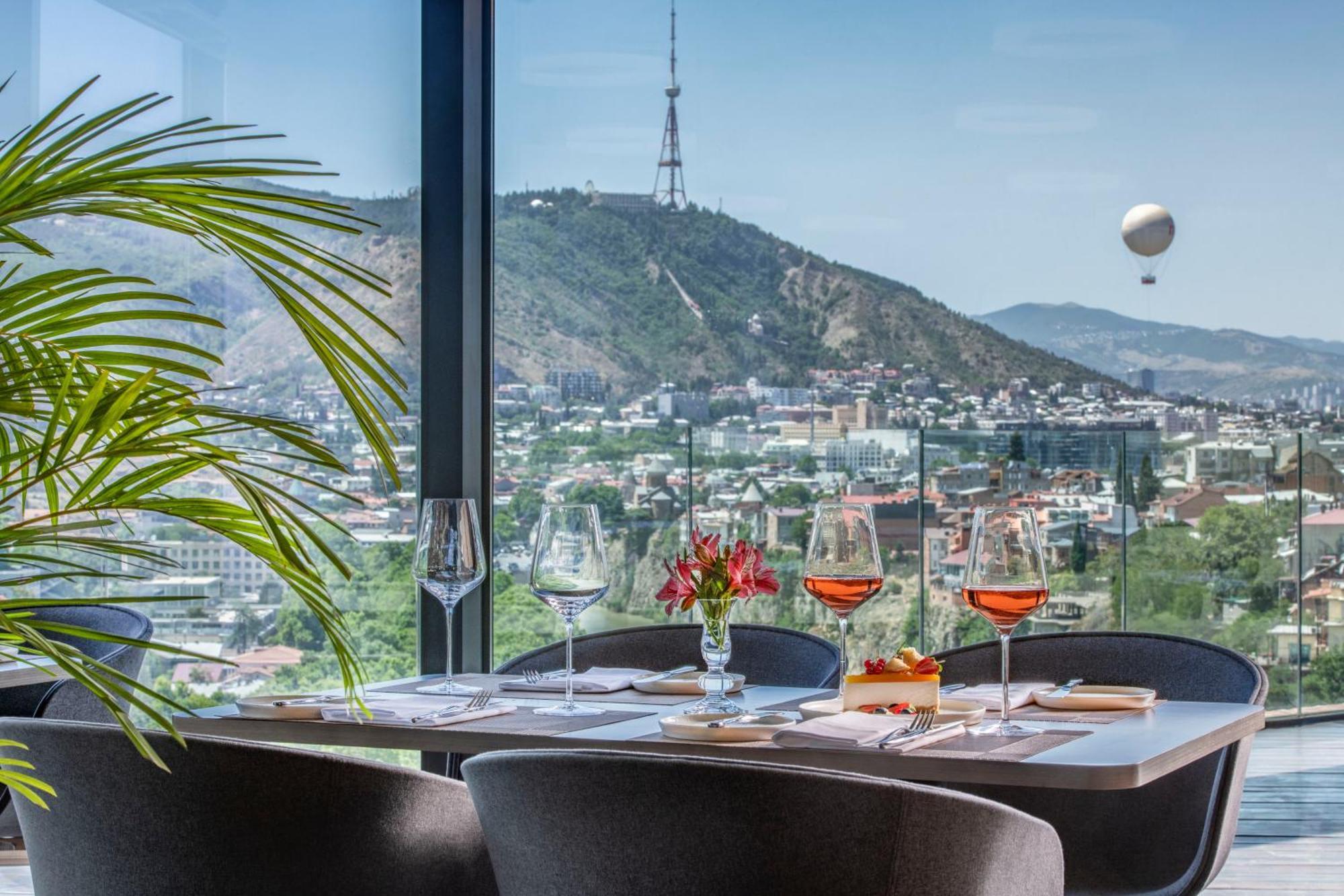 Hotel Golden Tulip Design Tiflis Exterior foto